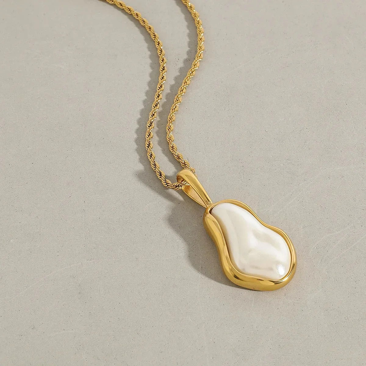 Gold Pearl Pendant Necklace 